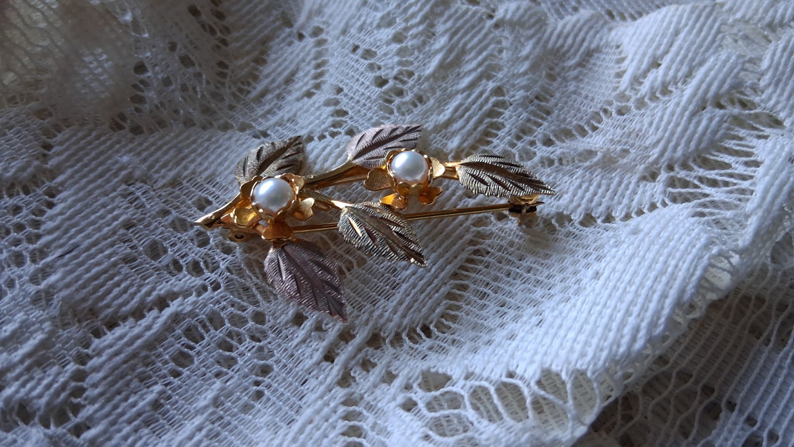 Vintage Black Hills 10k multi-color gold leafy pearl brooch