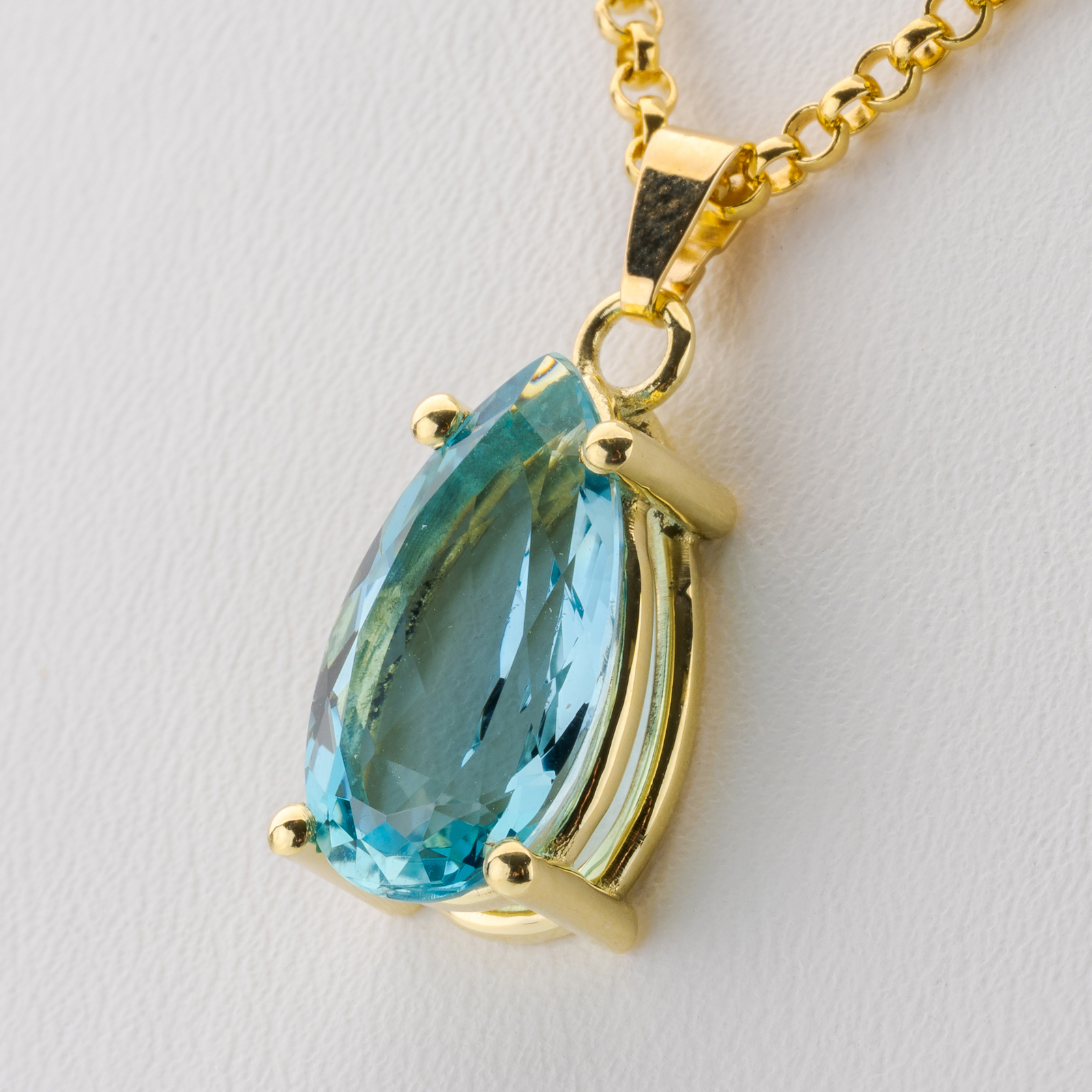 14k gold pendant with an aquamarine