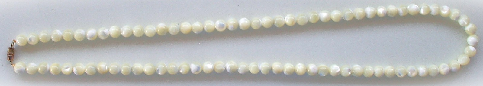 Vintage Estate 28″ 8.7mm White Mother Of Pearl Round Bead Necklace w/Box VGC