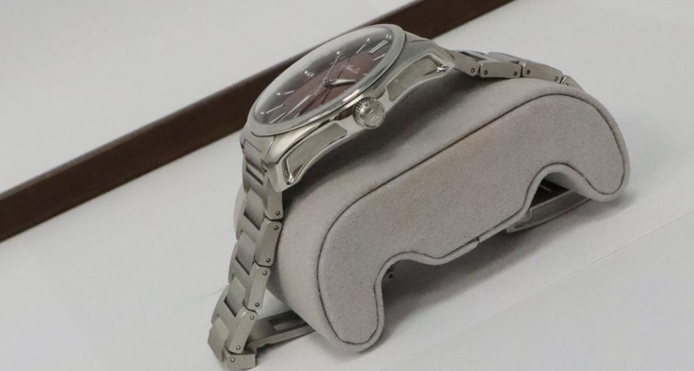 H MOSER CIE 2025 Pioneer Metal & Rubber Straps | Mad Red Fumé | Ref. 3200-1207