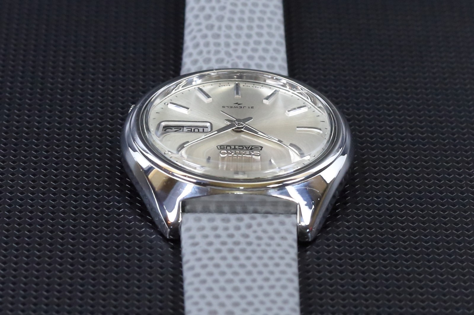 Vintage Seiko 5 Actus 7019-8010 Auto 21J Silver Sunburst Day-Date Japan