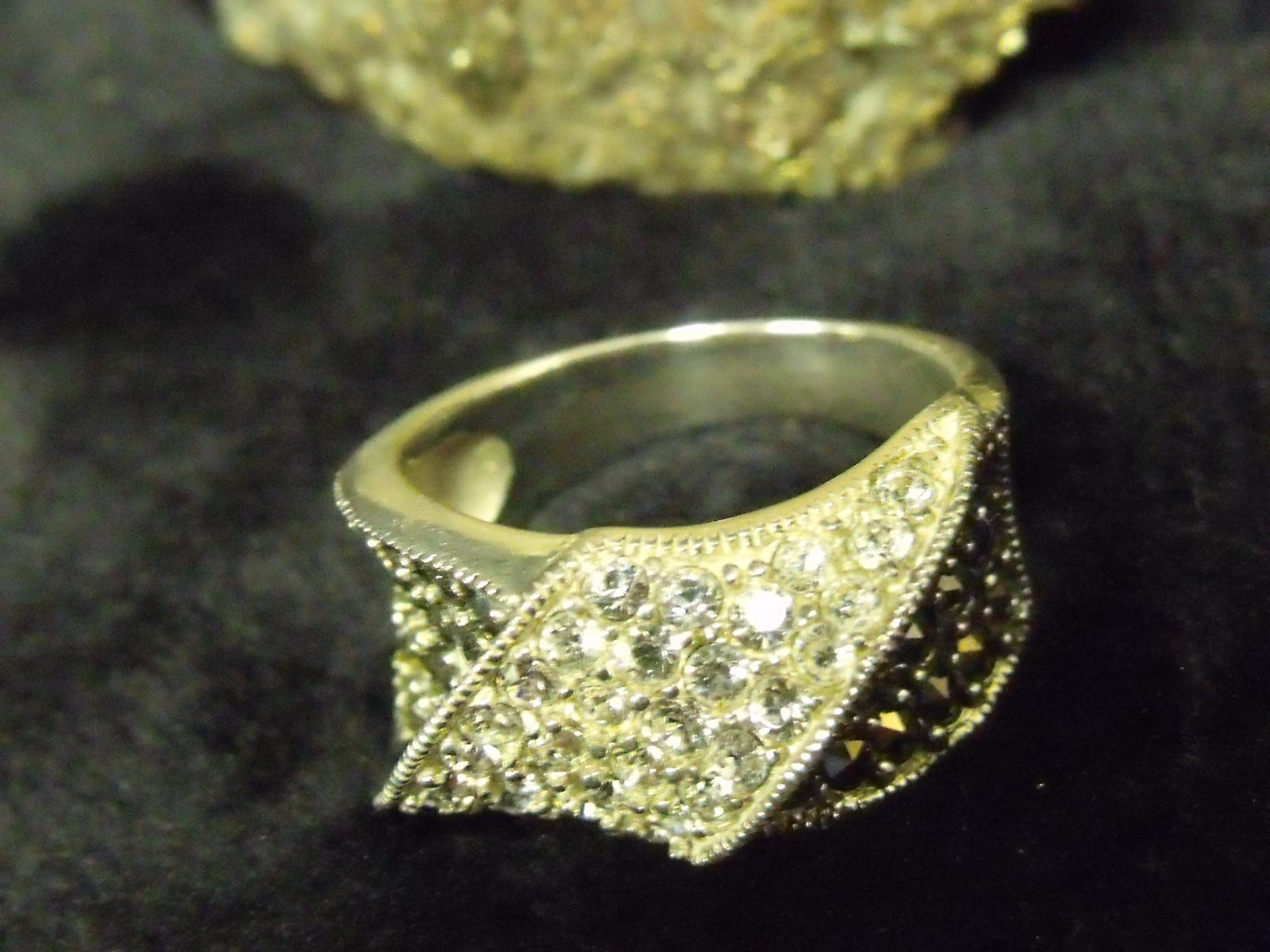 VINTAGE “A” HALLMARKED STERLING MARCASITES AND CZ’S SZ. 7 1/4 TWIST RING 6.7GRAM