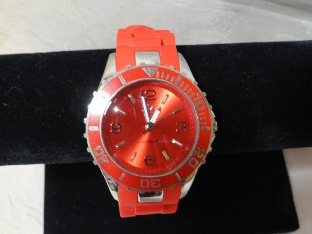WOMANS ISAAC MIZRAHI LIVE RED & SILVER TONE WATCH WATER RESISTANT RED DIAL/BAND