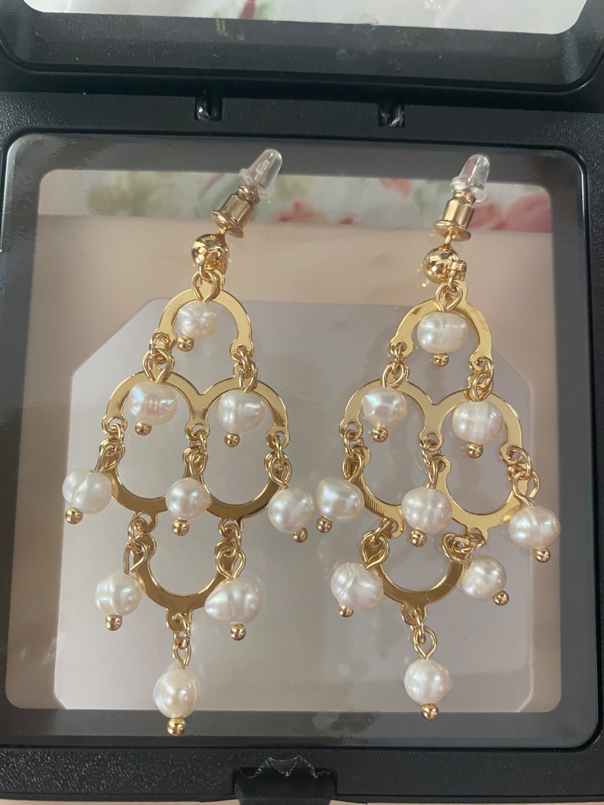 Motif Gorgeous Dangle freshwater pearl earrings