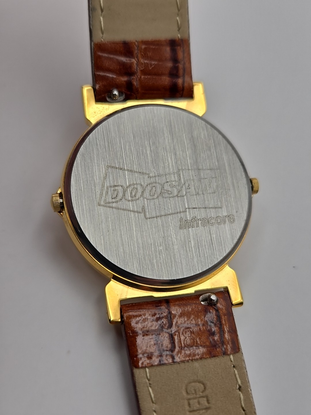 Doosan Infracore Dual Time World Map Dial Gold Tone Quartz Men Watch New Battery
