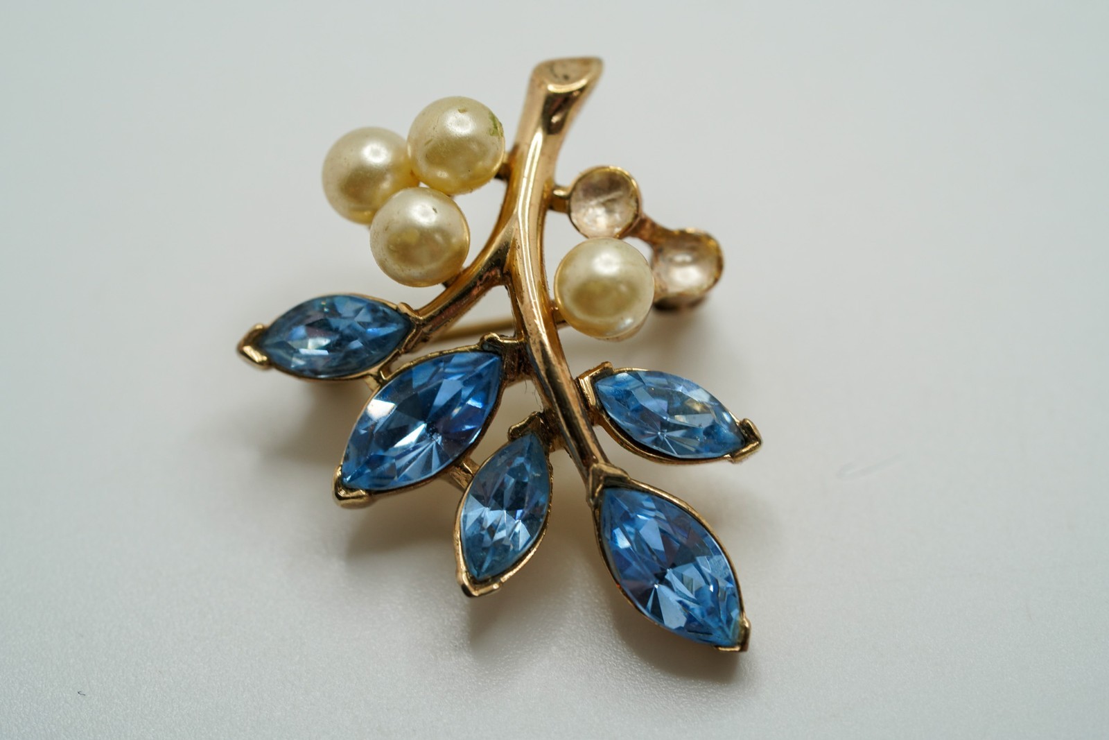 Vintage Crown Trifari Blue Rhinestone Pearl Brooch 3.2cm JB46