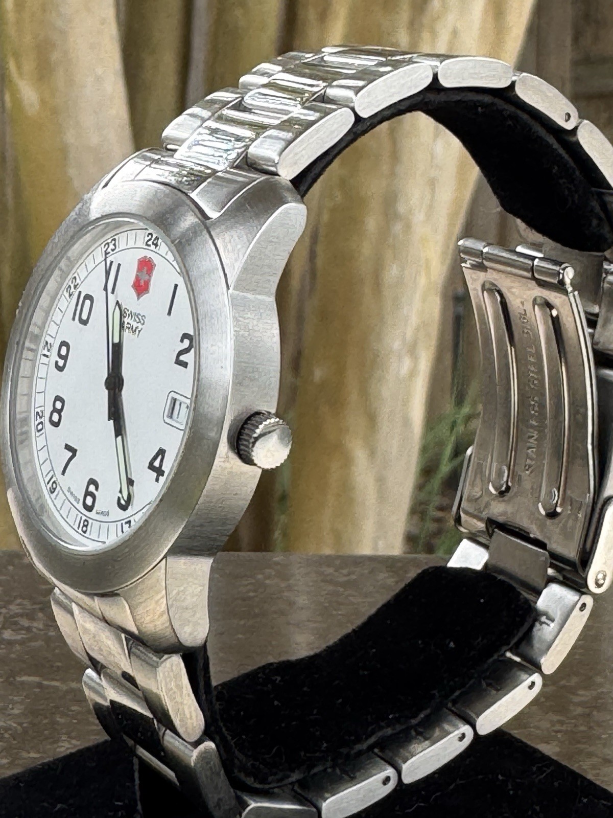 Victorinox Swiss Army Quartz Ref: 24972 Date Arabic Numerals Steel Bracelet 40mm