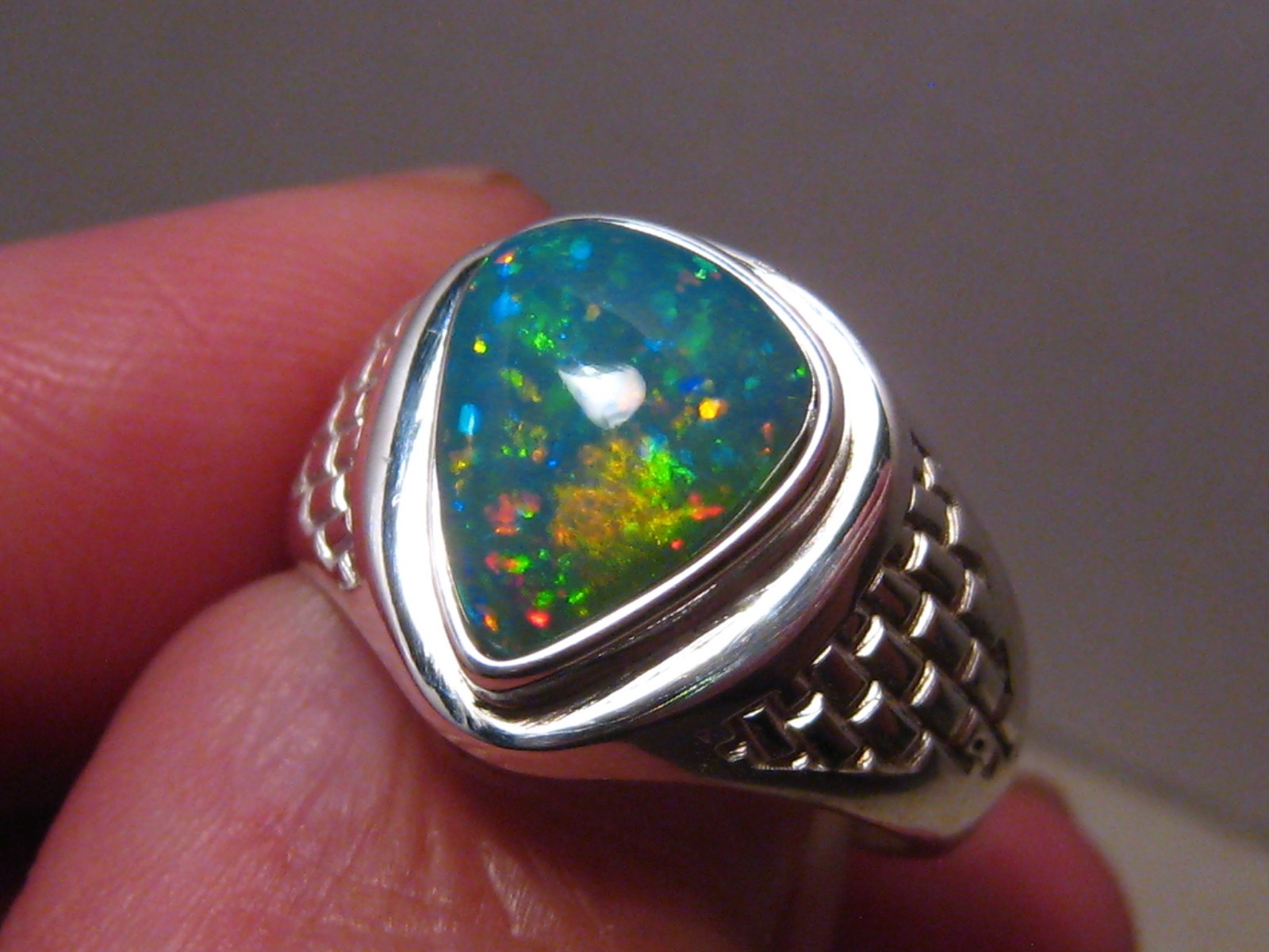 3.2 ct. Welo Opal Men’s Ring , 6.5 grams of Sterling Silver , Brightness 5+