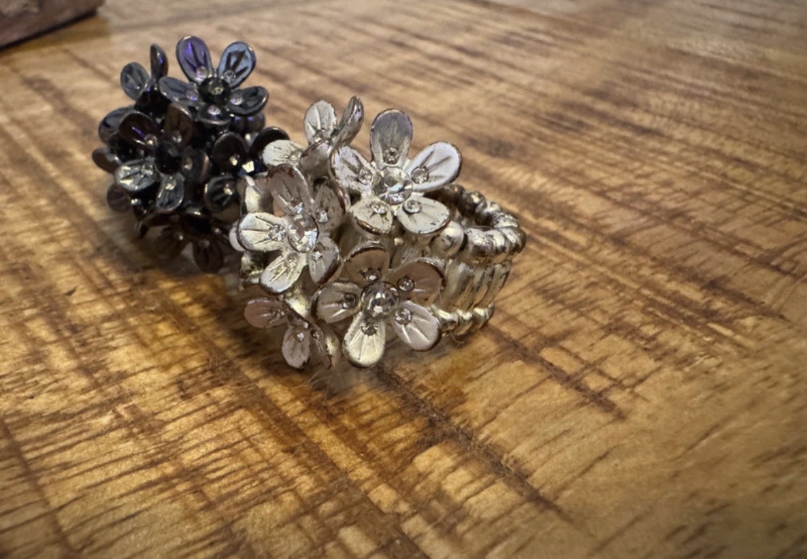 Lot of 2 Stretch Beaded Flower rings, Silver & graphite grey one size vintage