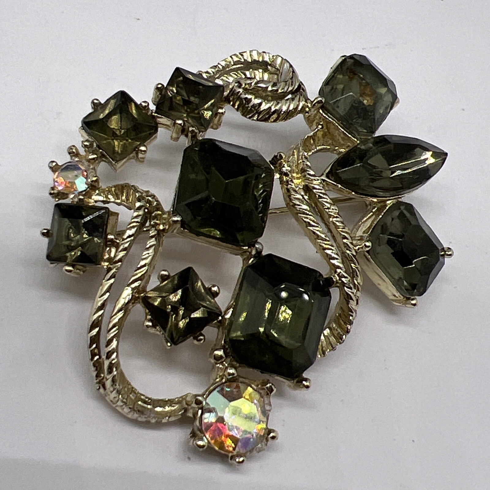 VINTAGE GREEN AB RHINESTONE GOLDTONE 1.8” BROOCH PIN (6638)