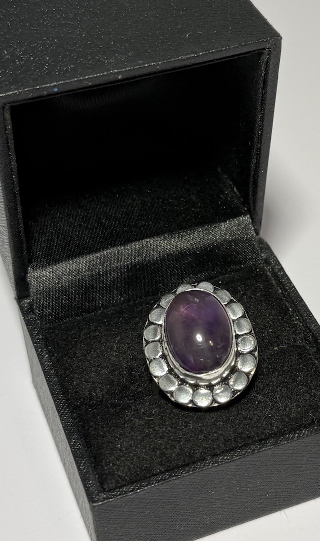 Pretty Cocktail Ring Silver Tone & Amethyst Coloured Stone Size S Costume Jewel