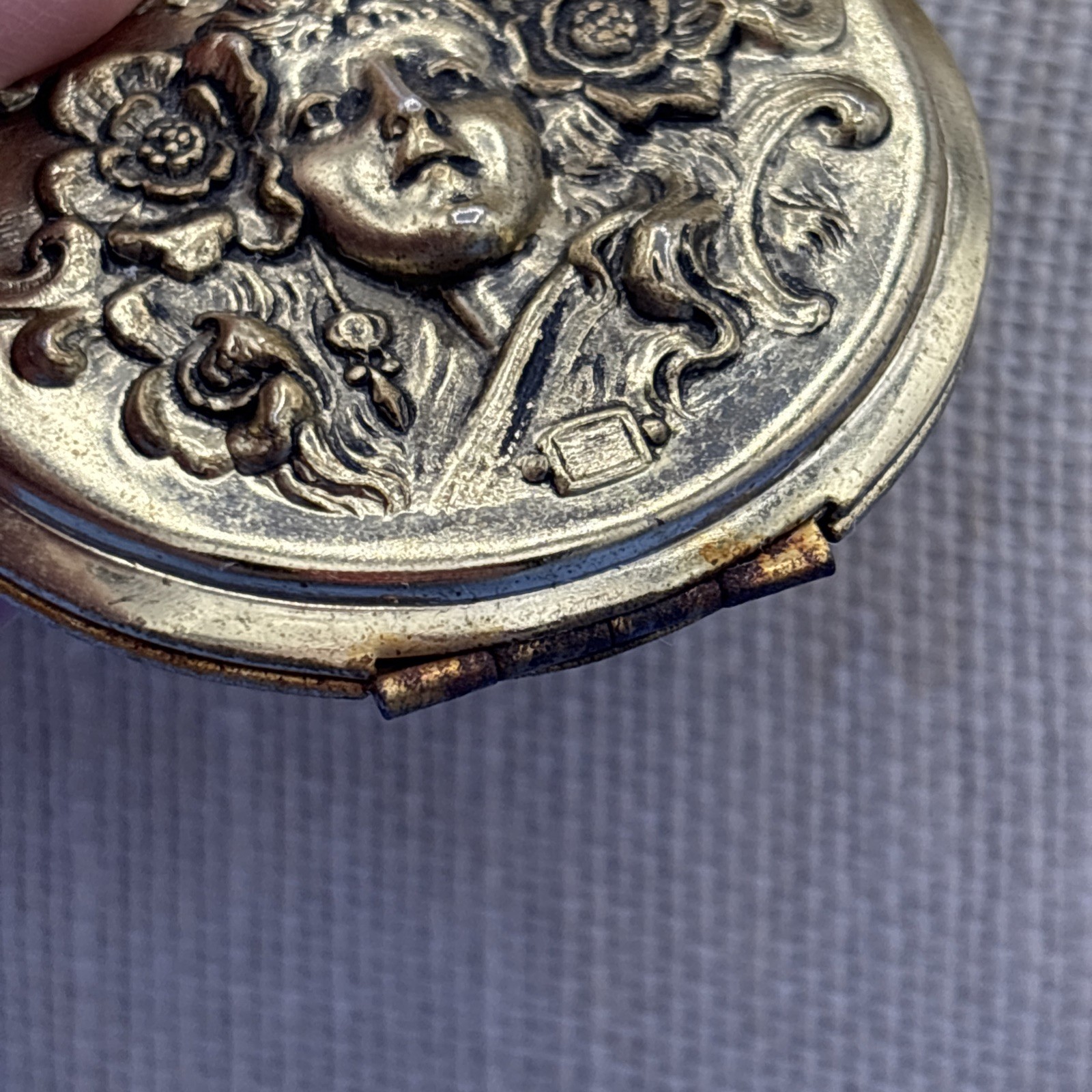 Vintage Whiting Davis Art Nouveau Lady Compact Locket Necklace 30” Gold Tone