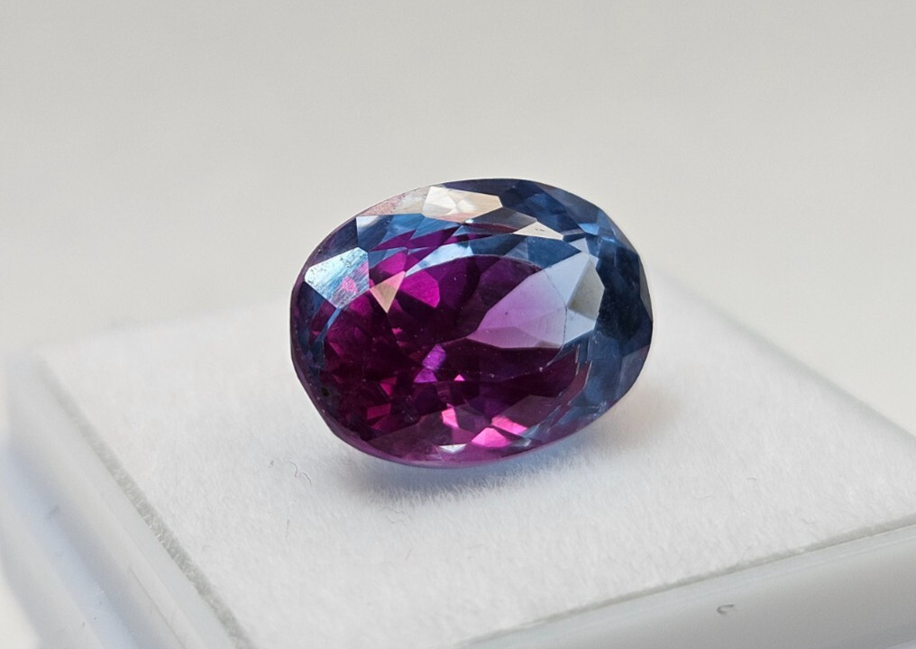 Bi-Colour Pitambari Sapphire 8+ Ct Natural Oval Cut Certified Loose Gemstone