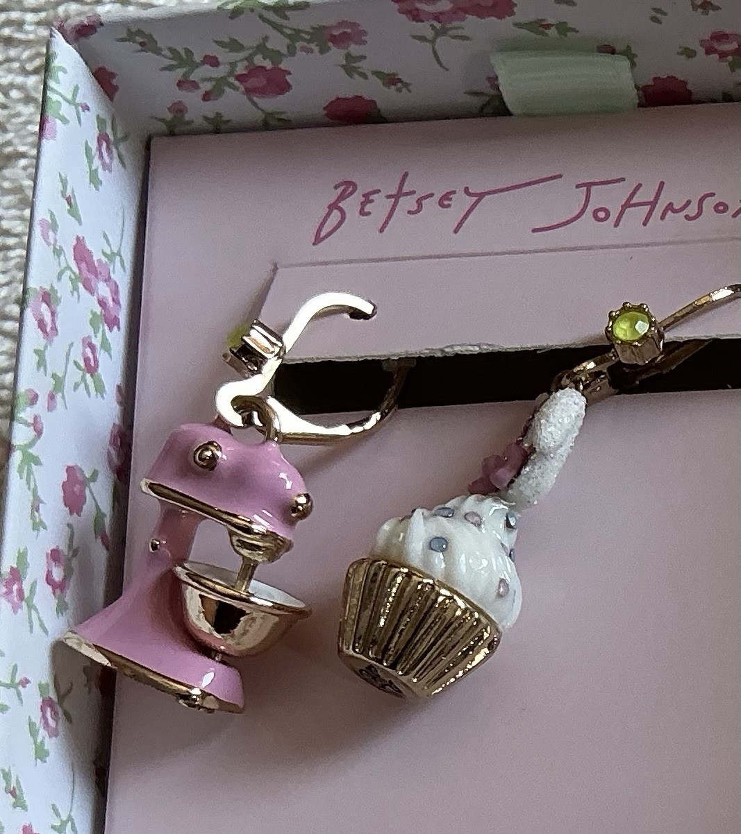 BETSEY JOHNSON Cupcake & Mixer Mismatch Pink & White Gold Drop Earrings – NEW!