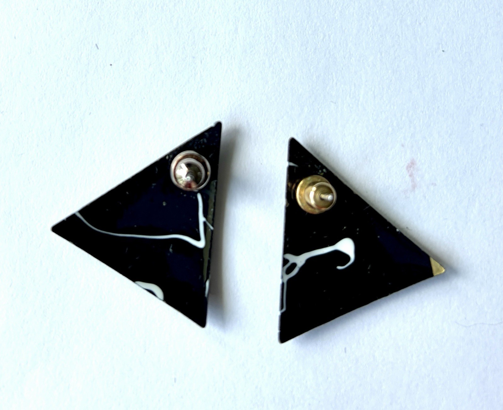Vtg 1980s black triangle studs white crackle marble vein geometric new wave