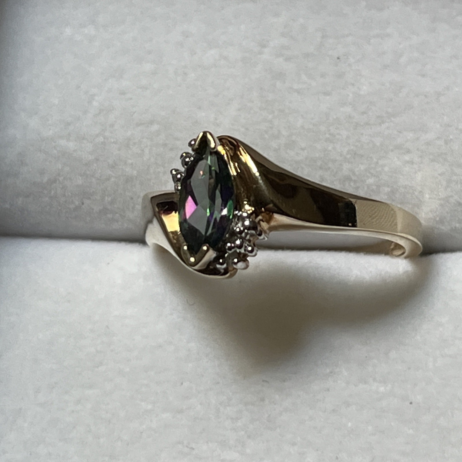 10k Solid Yellow Gold with Mystic Topaz Accent Ring Size 7; 2.4 grams, gorgeous