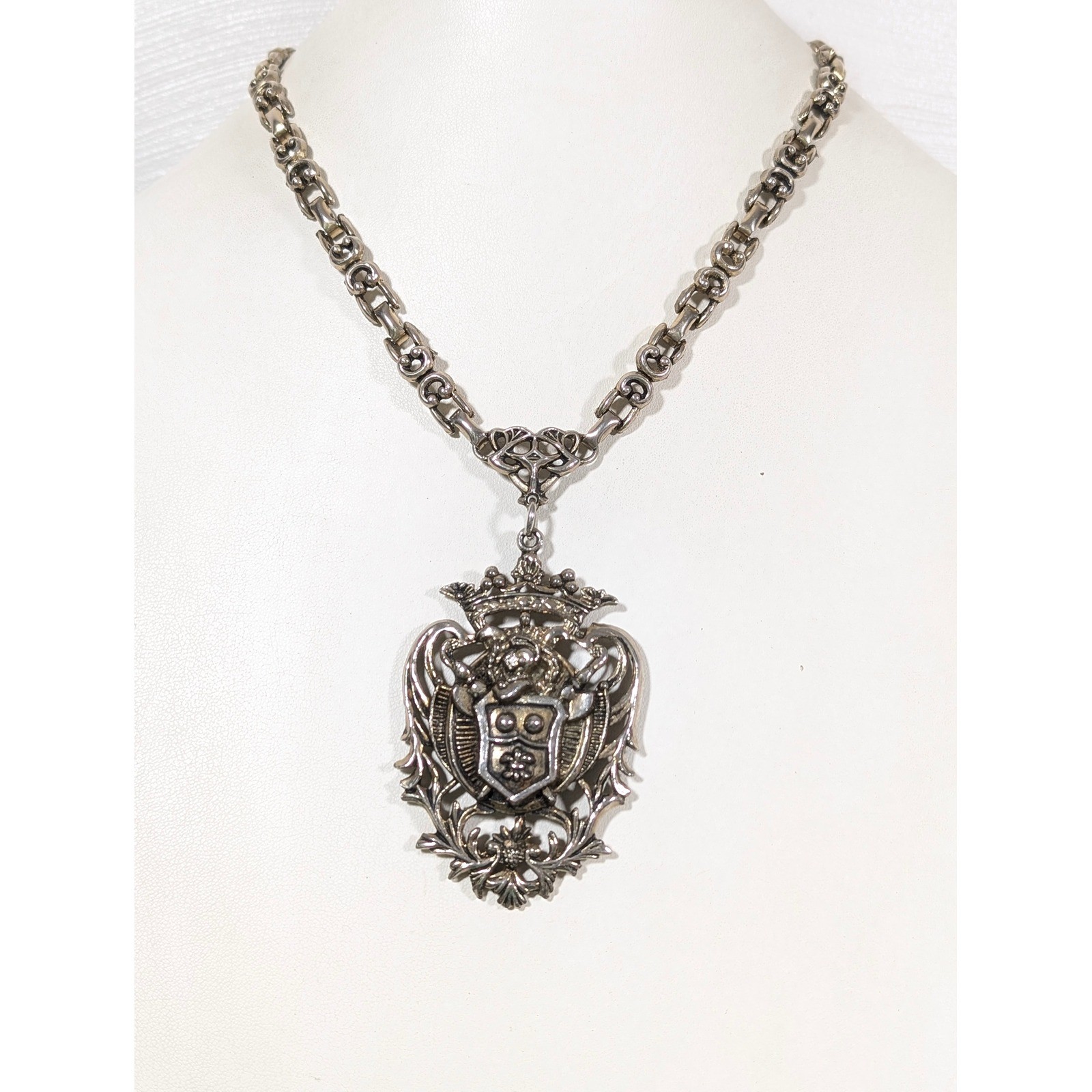 Vintage Heraldic Crest Pendant Necklace Antiqued Gold Tone Coat of Arms 18.5″