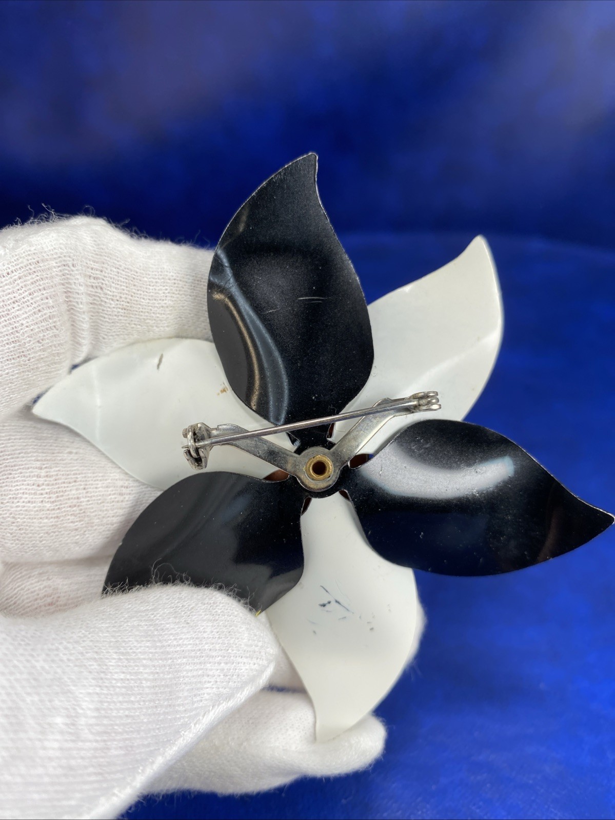 Vtg Unsigned Black & White Metal Flower Brooch Pin Mid-Century Bold 3.25 Inch