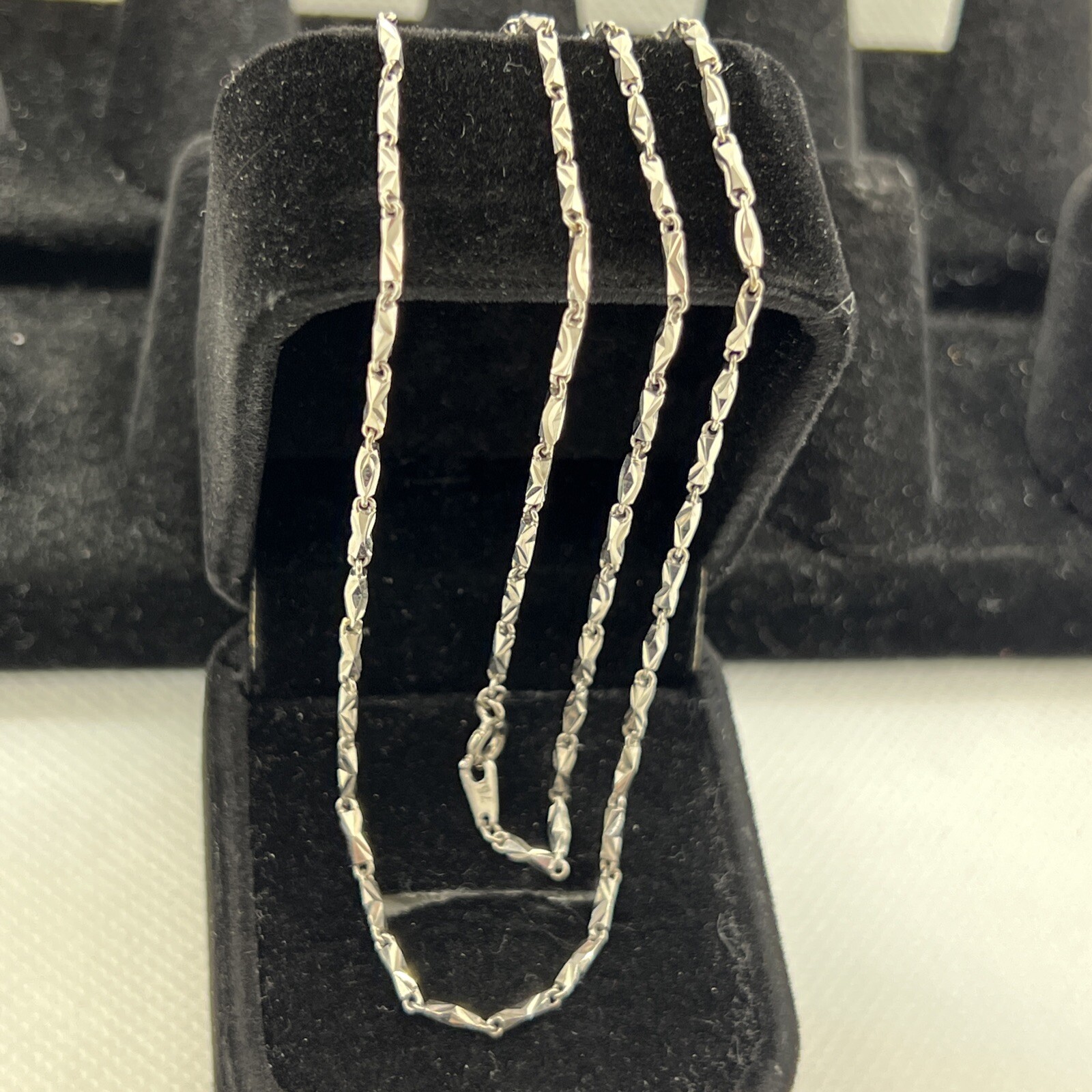 Elegant 18K (750) White Gold Fancy Bar Link Chain Necklace 19” long 8.6gr.