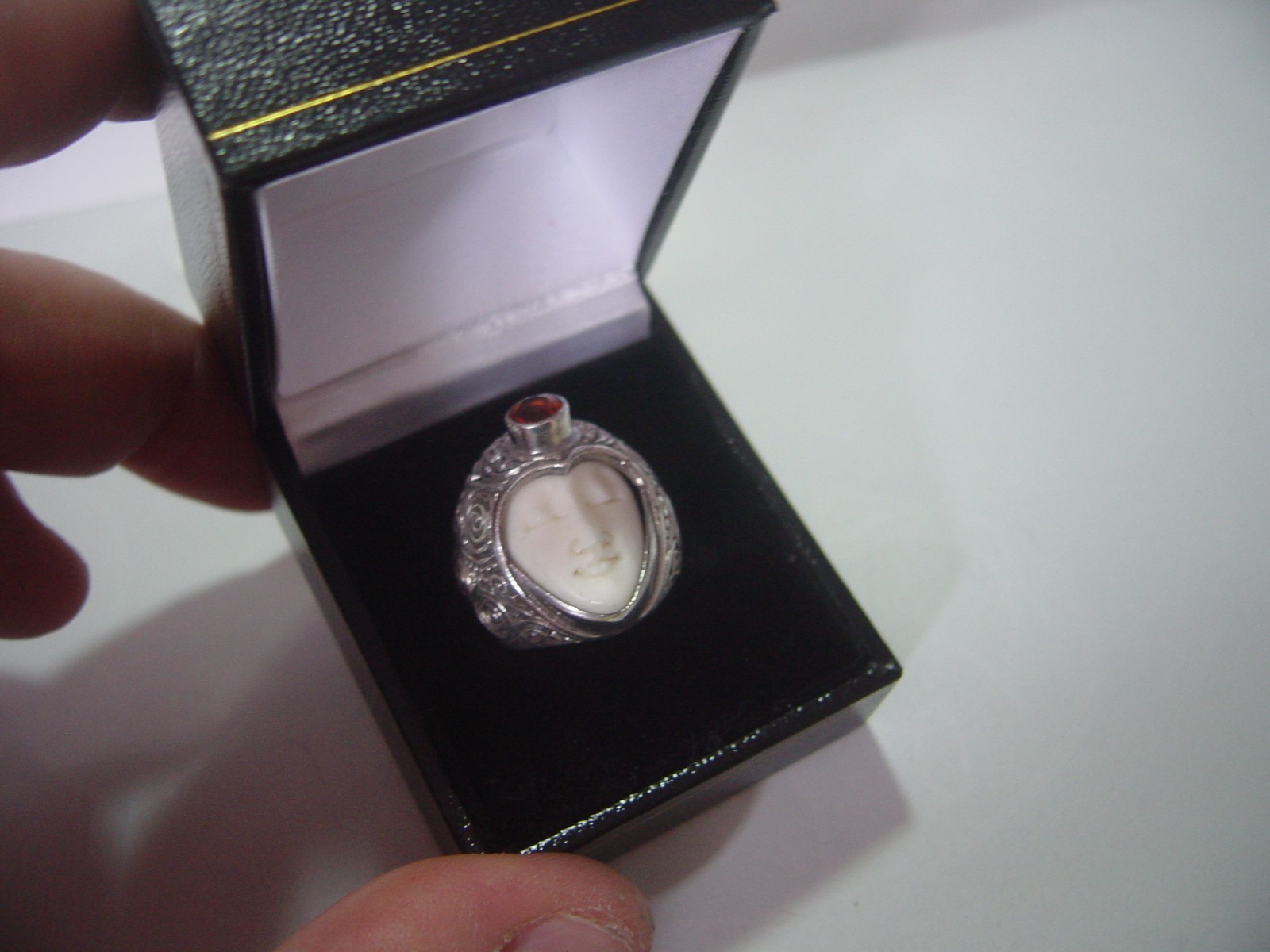 RARE-solid Silver 925 TJC Carved Face Goddess BALI Genuine pyrope garnet size n
