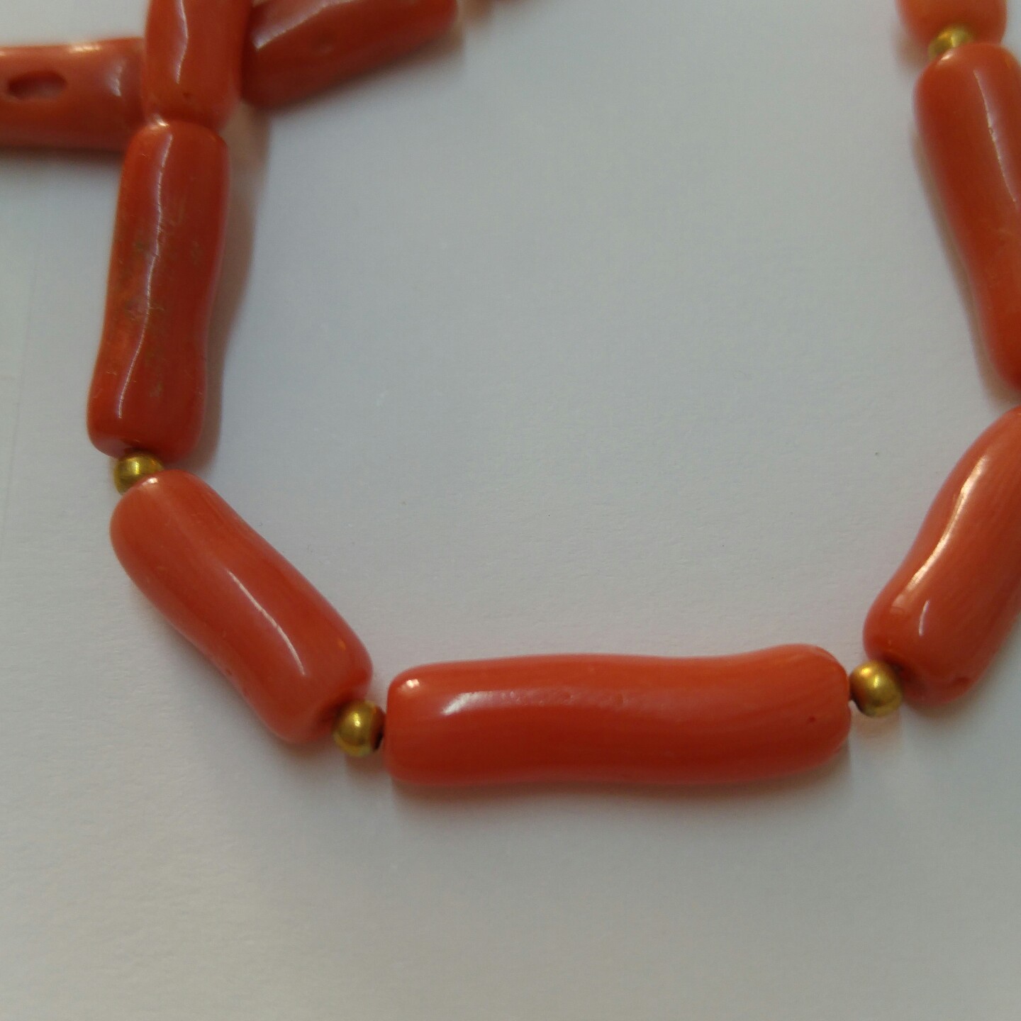 tube necklace, natural salmon coral, 18kt yellow gold, undyed