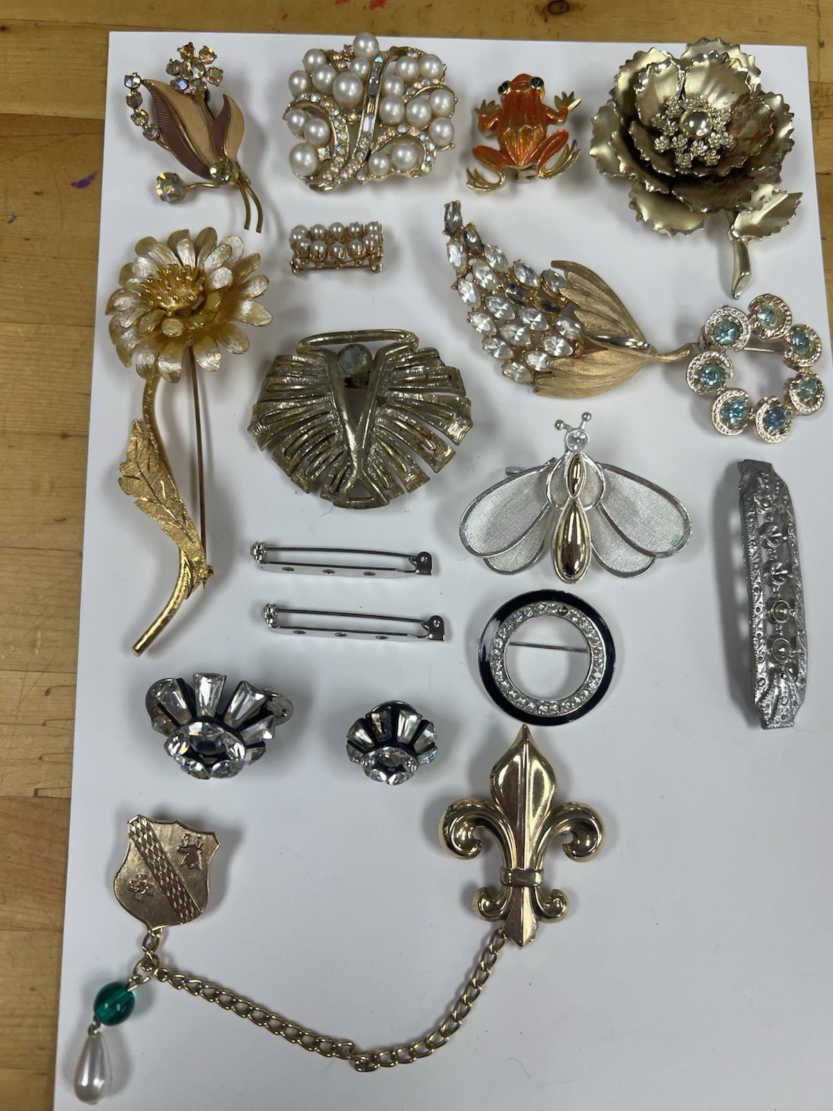 Lot Of Vintage Costume Jewelry Brooches / Pins Flowers, Frogs, Gold Tone, Etc