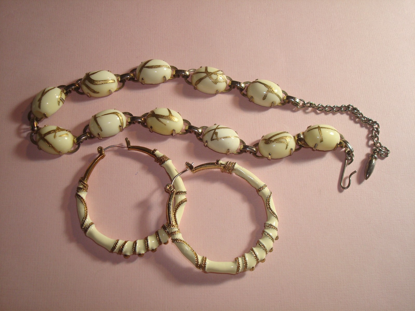 VINTAGE, SET NECKLACE & POST HOOP LARGE EARRINGS CREAM/BEIGE GOLD ACCENT PERFECT