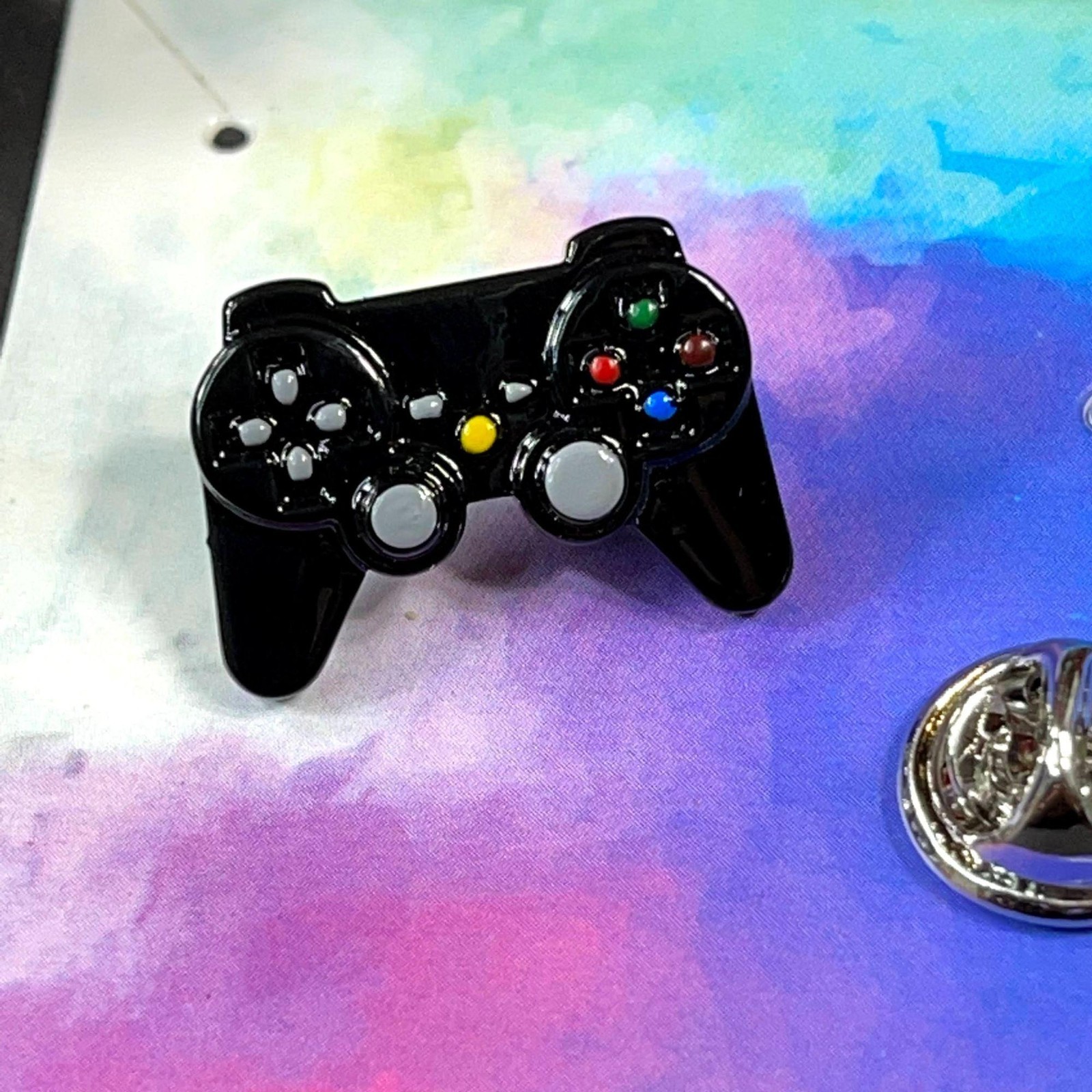 Video Game Controller Lapel Pin Hand Held Device 3D Enamel Badge Brooch Jewelry