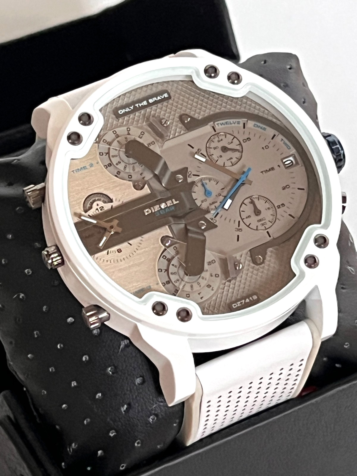 DIESEL DZ7419 men’s MR Daddy 2.0 watch with white silicone strap