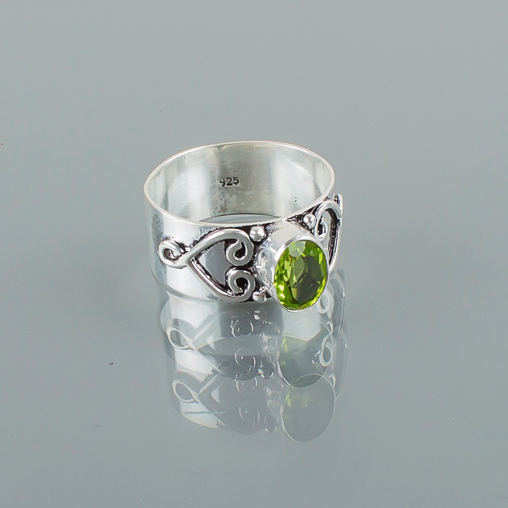 925 Sterling Silver Peridot Gemstone Beautiful Handmade Woman Gift Ring