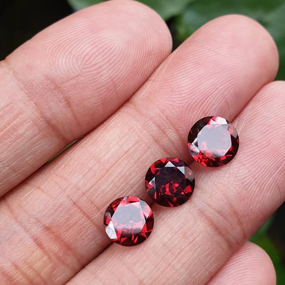 Round 7mm 2pcs 3CT. Outstanding! Natural Red Mozambique Garnet Africa VVS
