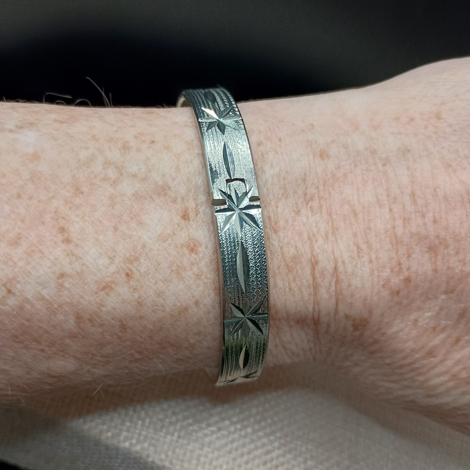 Vintage Silver Tone Hinged Bangle Bracelet 7″ Etched Stars Celestial Push Lock