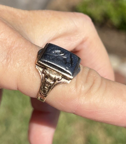 Vintage 10k Yellow Gold Soldier Carved Hematite Ring – sz 8 – 5.59 G
