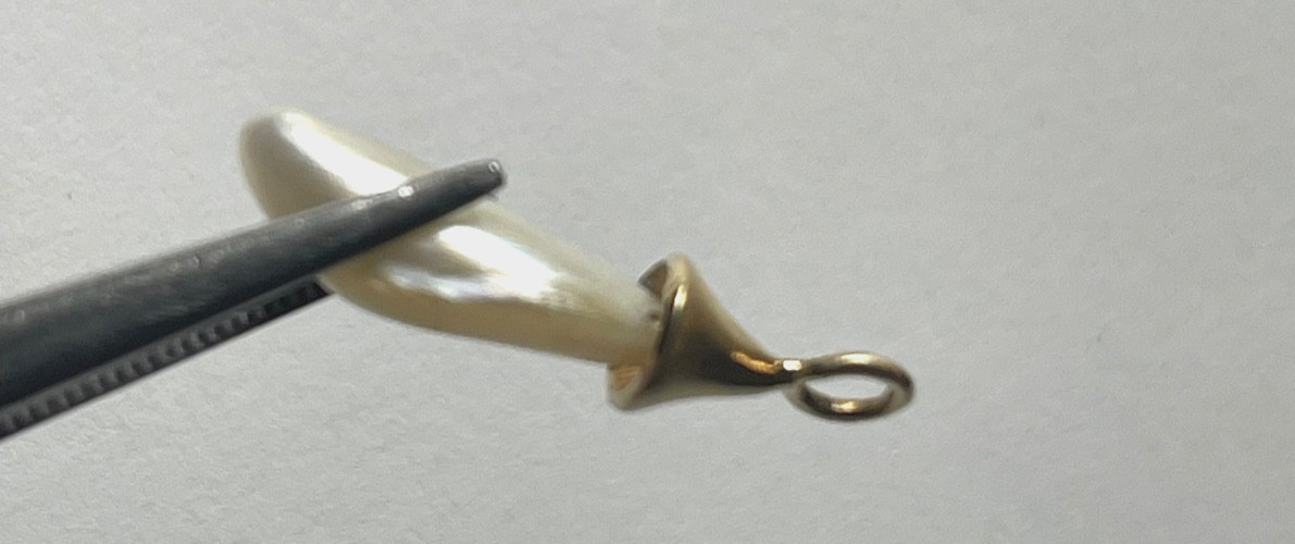 ONE 2.80 CTS RARE VINTAGE WHITE SPIKE NATURAL MISSISSIPPI RIVER UNCULTURED PEARL