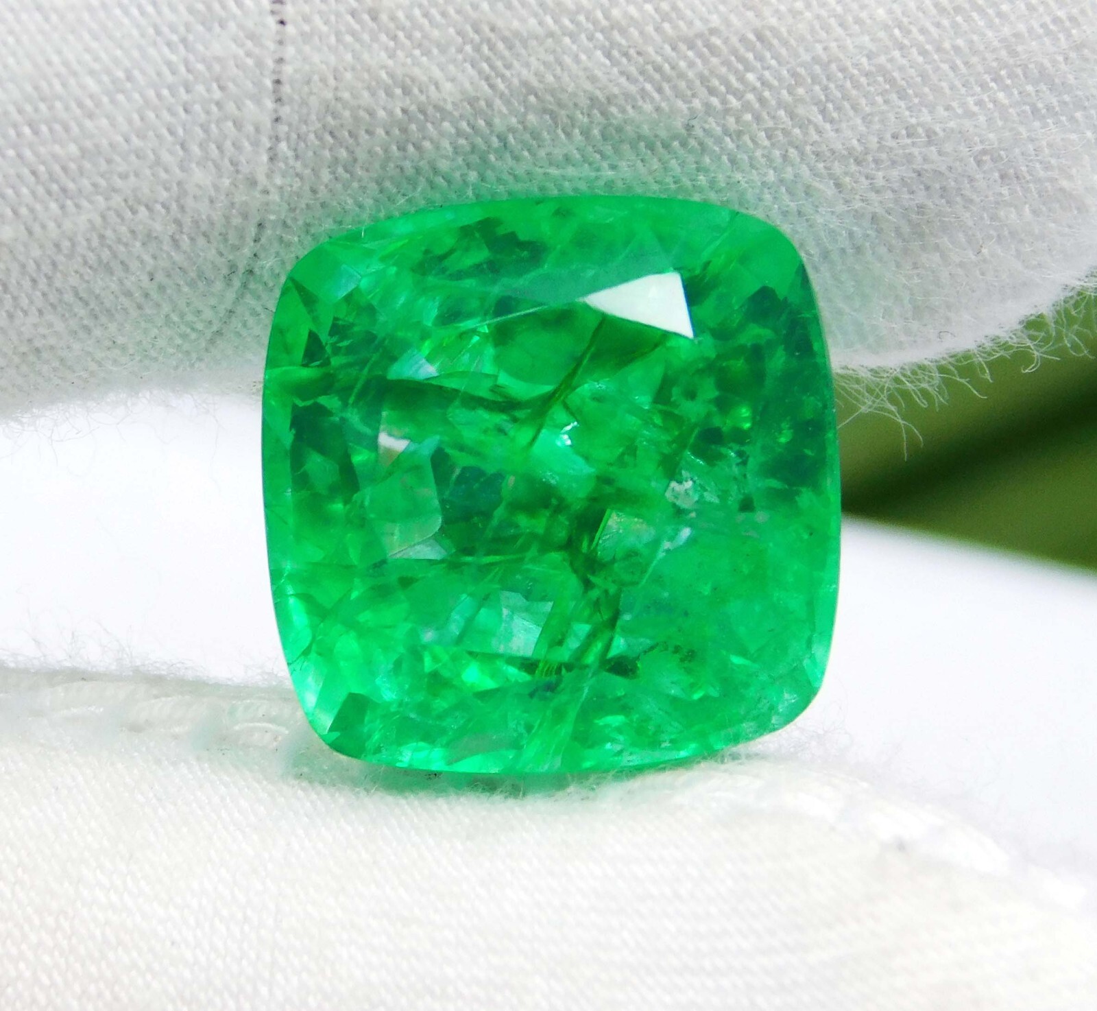 9.20 Ct Untreated Colombian Green Emerald – Natural Certified Loose Gemstone