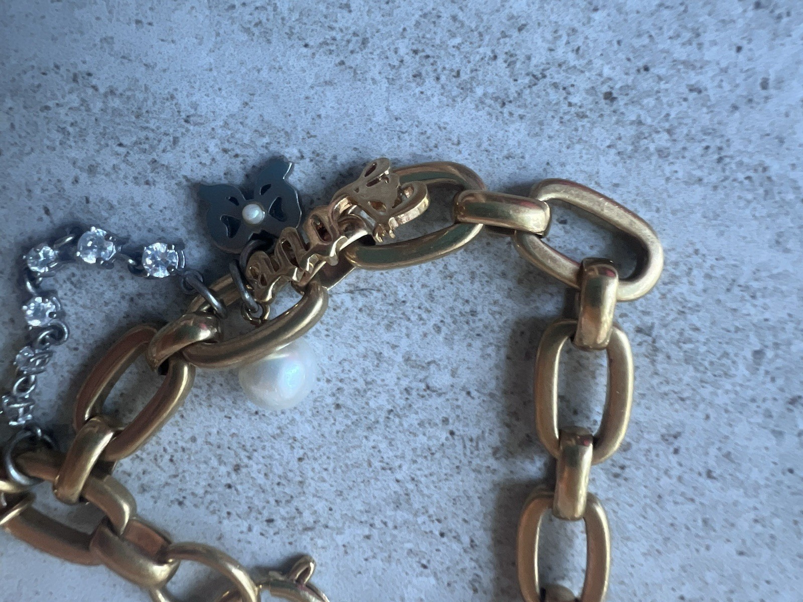 Juicy Couture Let Them Eat Couture Pearl Dangle Charm Bracelet Gold Tone 7.5” C5