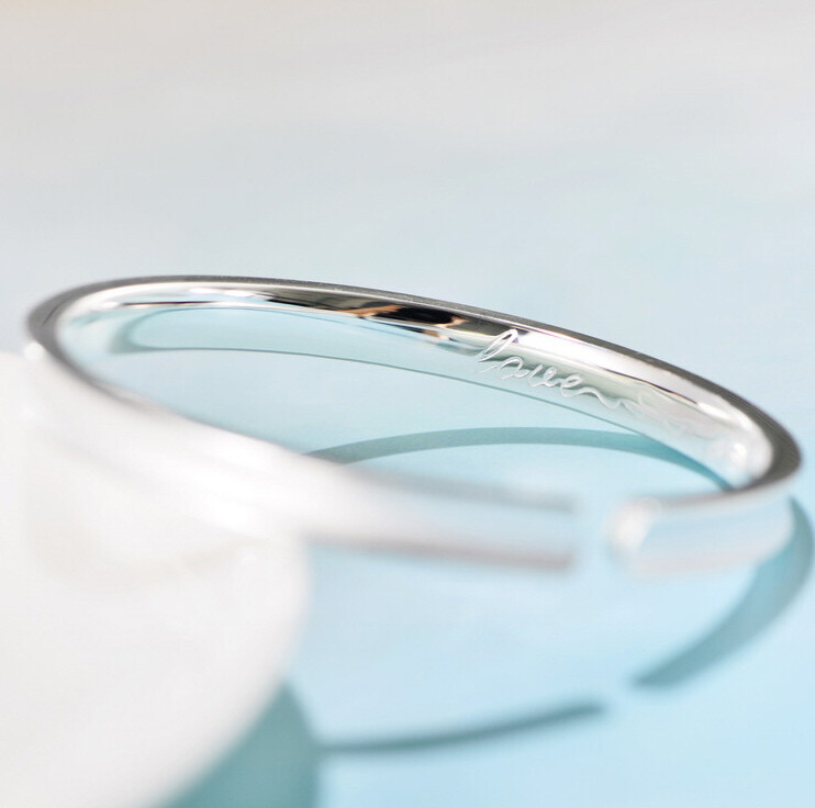 I01 Bangle Concave Domed Feather Fine Silver Silver 999