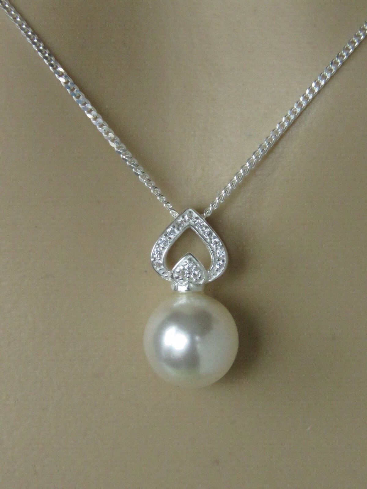 sa5. 925 Sterling Silver Necklace Made With a Swarovski White Pearl Pendant