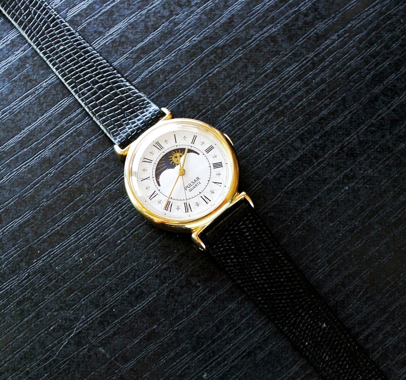 VINTAGE PULSAR SEIKO ELEGANT MOON PHASE QUARTZ WOMEN’S GOLDEN BLACK DRESS WATCH