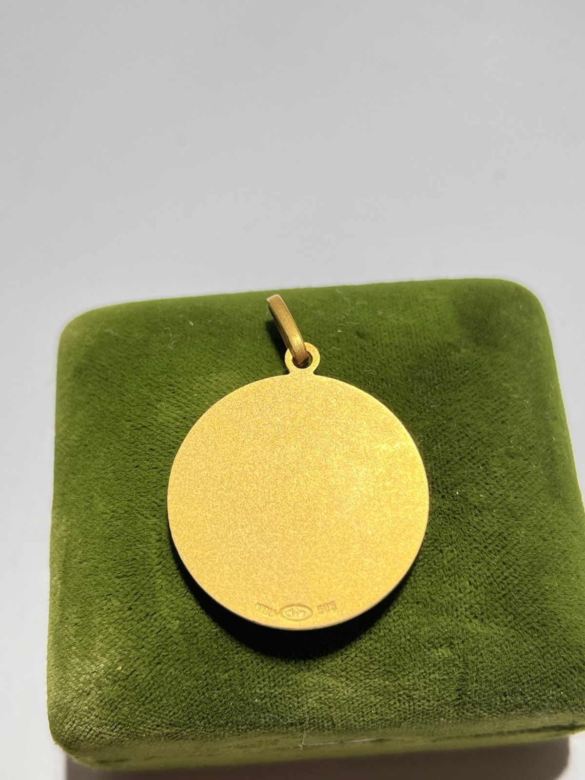 Vintage 14 Kt Gold Circular Religious Jesus Christ Son Of God Pendant 8.8 Grams
