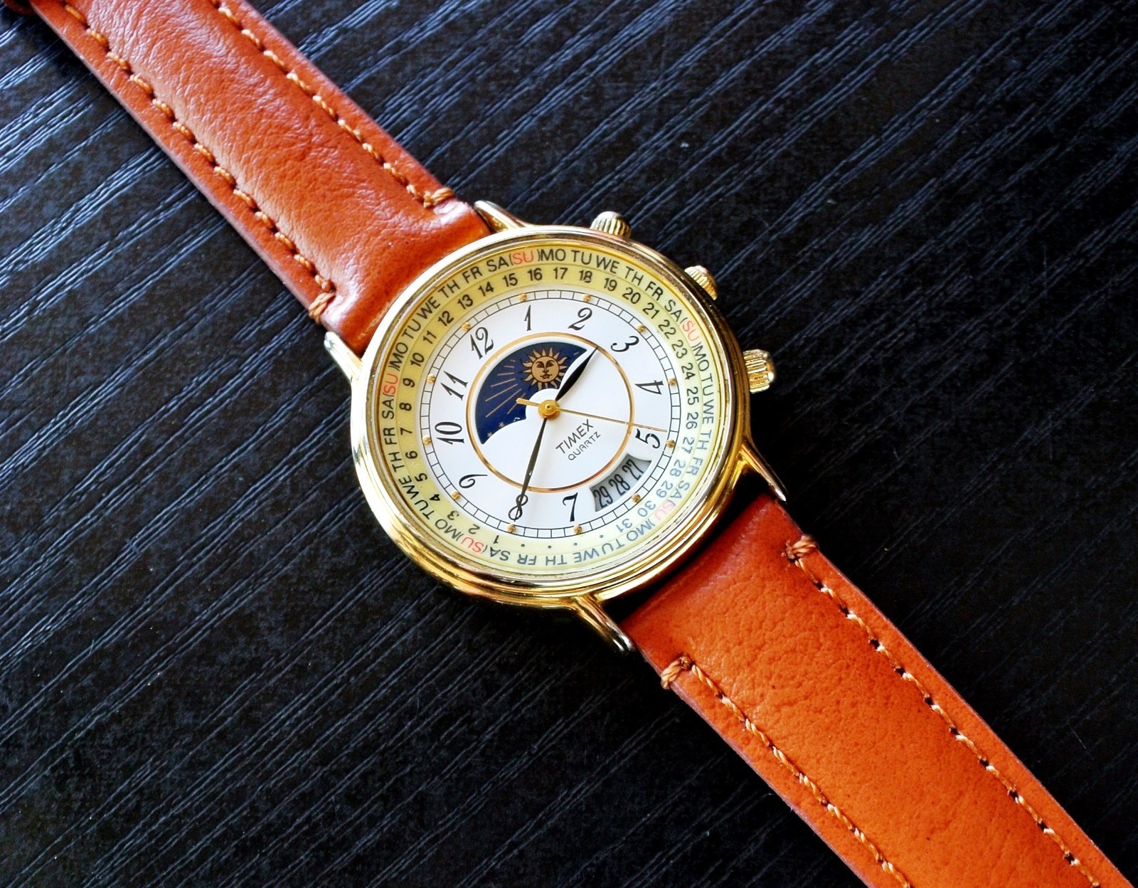 VINTAGE TIMEX SPORT CALENDAR DATE MOON PHASE QUARTZ MEN’S GOLDEN LEATHER WATCH