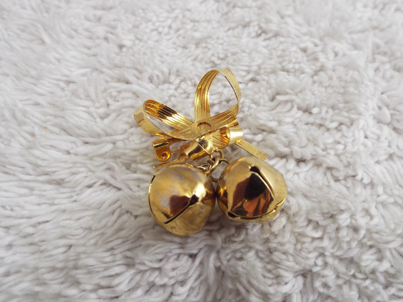 Goldtone Jingling Bells Christmas Pin (A29)
