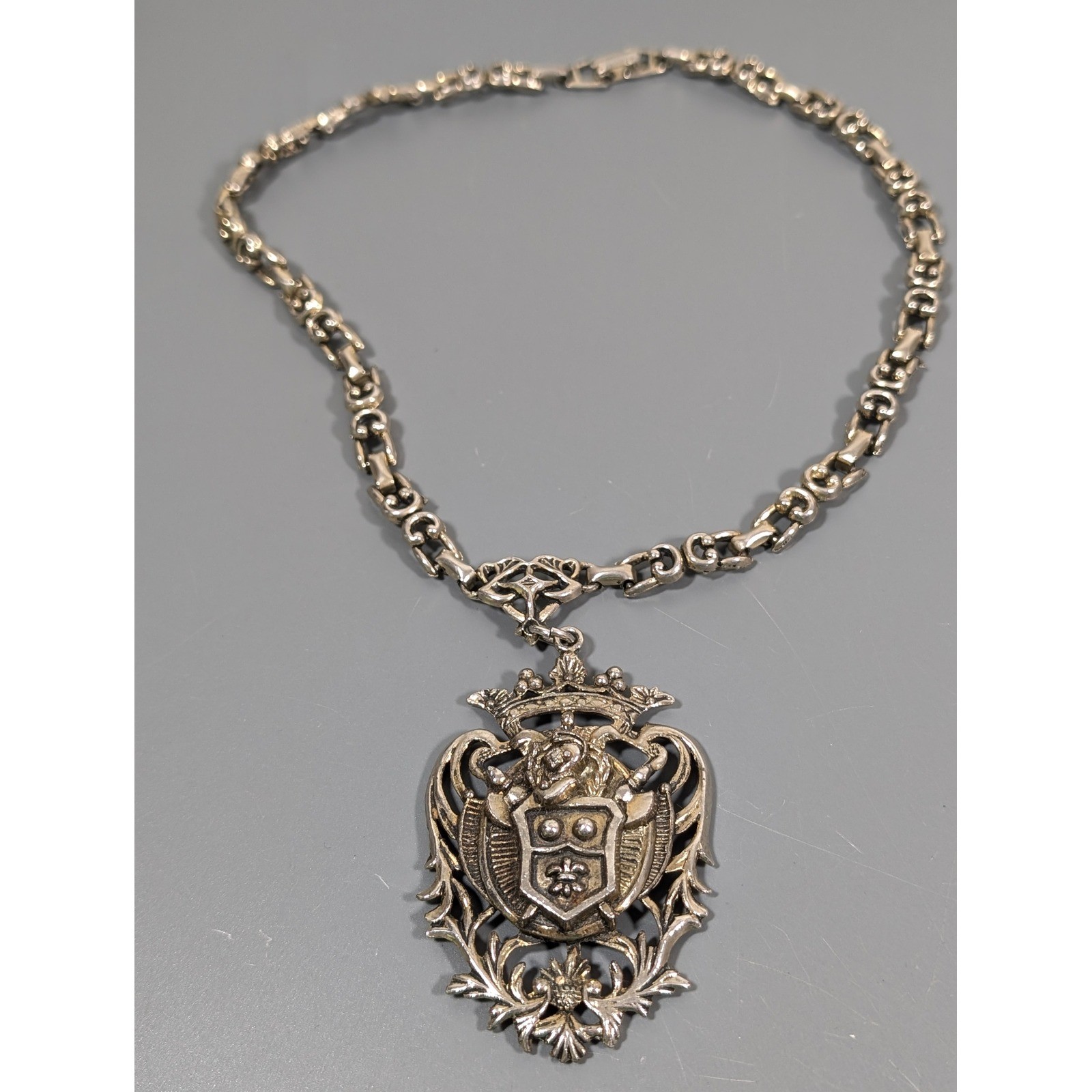 Vintage Heraldic Crest Pendant Necklace Antiqued Gold Tone Coat of Arms 18.5″