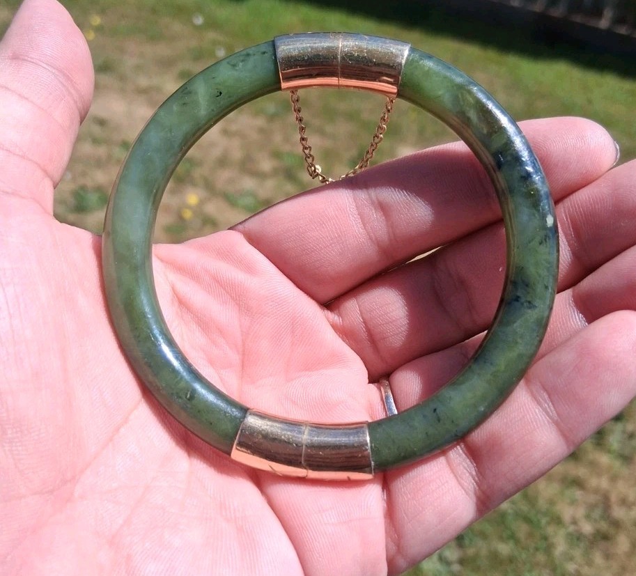 Vintage Green Nephrite Jade Hinged Gold Tone Bangle Bracelet Push Lock
