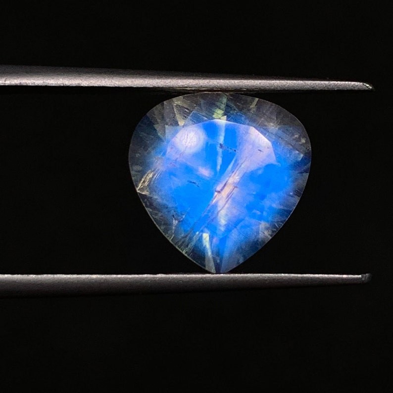AAAAAAAA Mazing Blue Fire Rainbow Moonstone Heart Shape Faceted Cut Size 11 mm