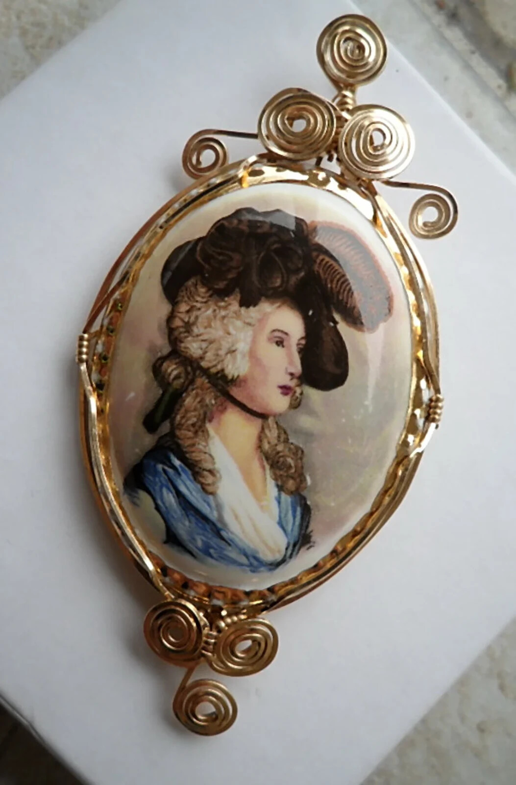 14kgf 1900 LADY ELEANOR FINE BONE CHINA ENGLAND PENDANT FOR NECKLACE;3.25 X1 5/8
