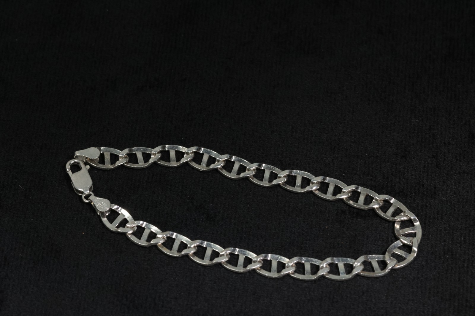 925 Sterling Silver Mariner Bracelet with lobster lock 8in 8.8 grams