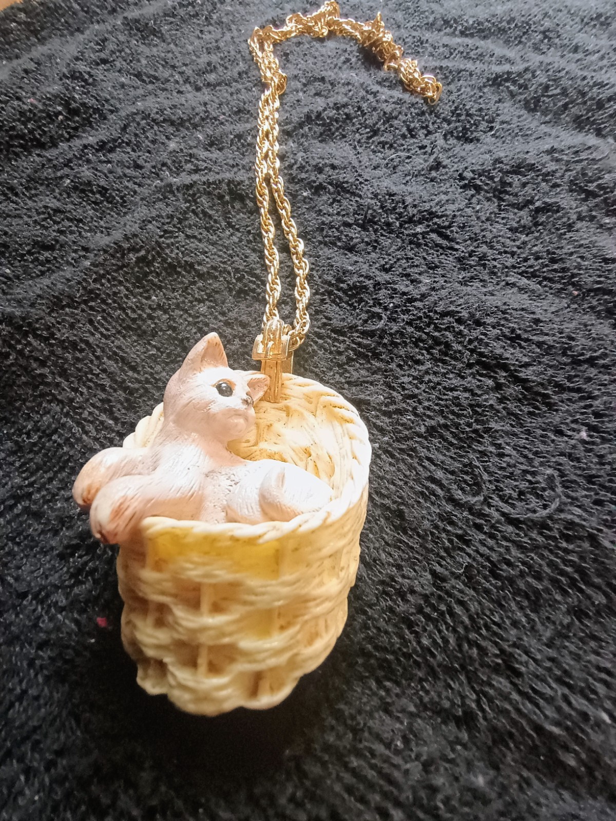 Razza Signed Kitty in Basket 60s Era Necklace