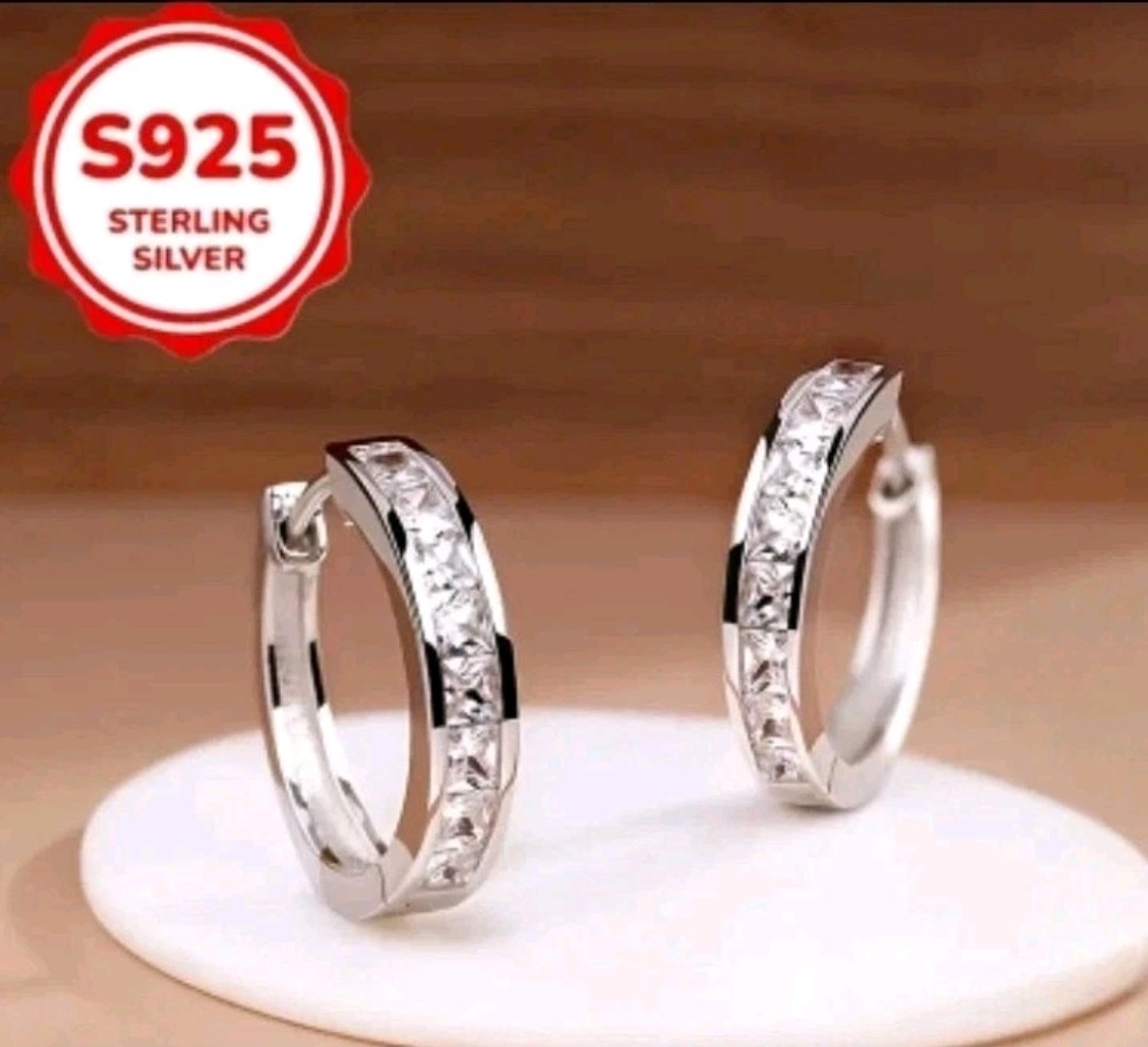 Channel-Set Hoop Huggie Earrings 1.2cm Shines and Blings Classic Luxury