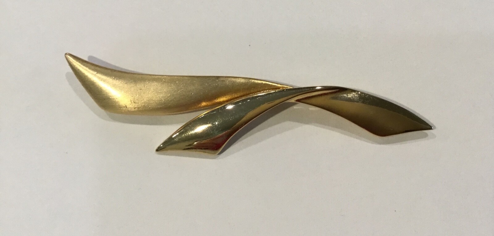 Vintage Tana Designer Signed Modernist Gold Tone Pin Brooch L128